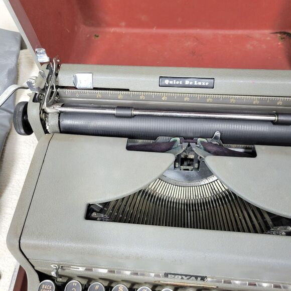 Vintage Royal Typewriter Quiet De Luxe Gray Magic with Portable Case Mid Century - Picture 13 of 16